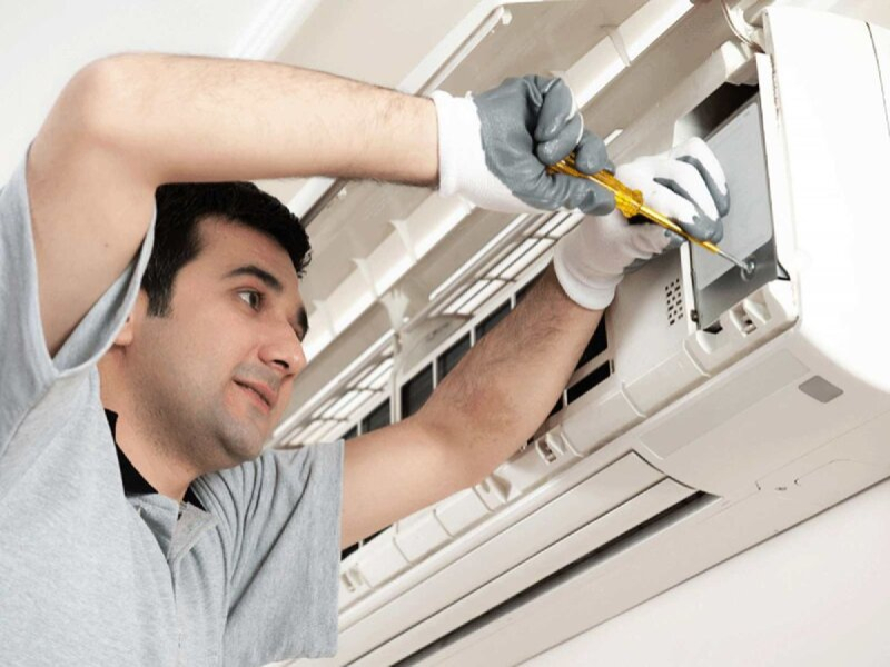 Técnico reparando Aire Acondicionado Daikin