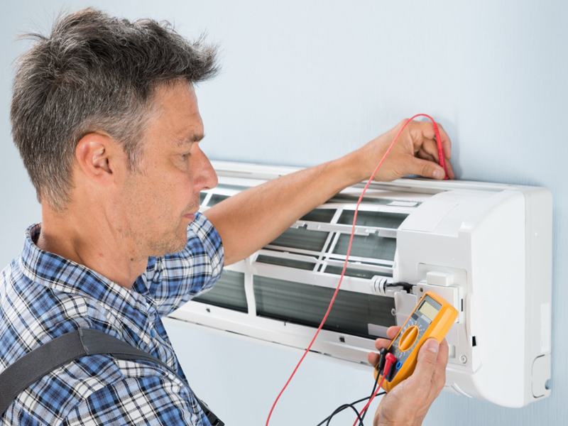 Técnico Revisando Aire Acondicionado Daikin